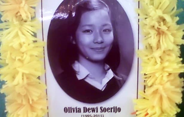 Pemakaman Olivia Dewi Banjir Airmata