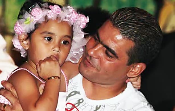 Christian Gonzales Hadiahi Anak Satu Set Perhiasan Emas