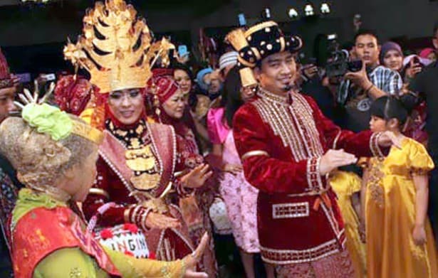 Ustadz Solmet dan April Jasmine Tarikan Tarian Adat