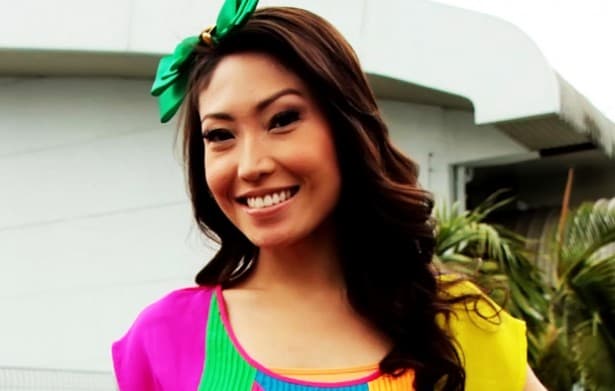 Ayu Dewi Hadiahi Ibunda Bunga