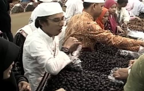 Apoy 'Wali' Rasakan Khasiat Kurma
