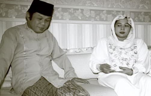 Kisah Cinta Alm. Zainuddin MZ & Istri