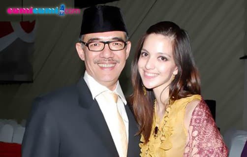 Nia Ramadhani Rayakan Ulang Tahun Ayahnya