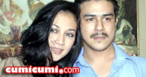 Suami Dina Lorenza Paksa Korban Beli Senjata