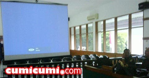 Pengadilan Siapkan Layar Besar Untuk Putar Video Porno Ariel