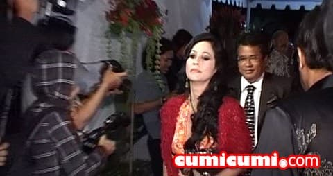 Hotman Paris Gandeng Mesra Meriam Belina