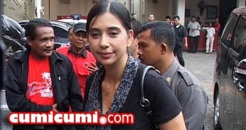 Ayu Azhari Hanya Ingin Tegas Mendidik Anak