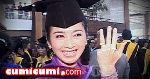 Desy Ratnasari Lulusan Terbaik Sarjana Psikologi