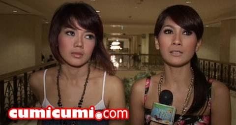 Tata 'Mahadewi' Ikut Lomba Panjat Pinang
