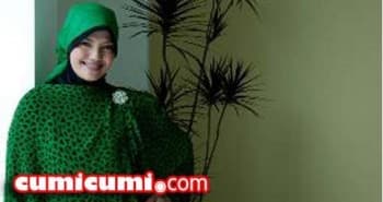 Ratih Sanggarwati Pamer Busana di Malaysia