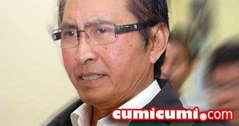 Kesal Dengan Wakil Rakyat, Pong Harjatmo Panjat Gedung DPR