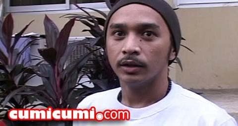 Guru Agama Giring Berikan Buku Perbaikan Akhlak Untuk Ariel