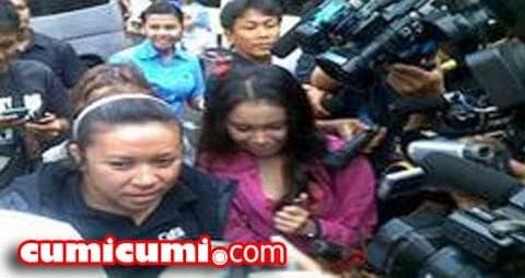 Rossa dan Melly Goeslaw Dukung Ariel