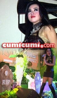 Takut Hantu, Syahrini Malah Berpakaian Ala Hantu