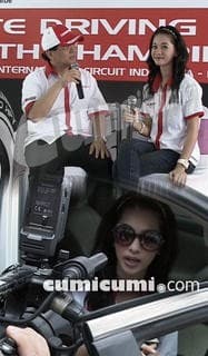 Poppy Bunga Belajar Balap Mobil