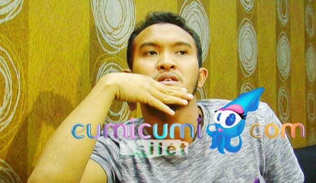 Senyum di Balik Kipsmail