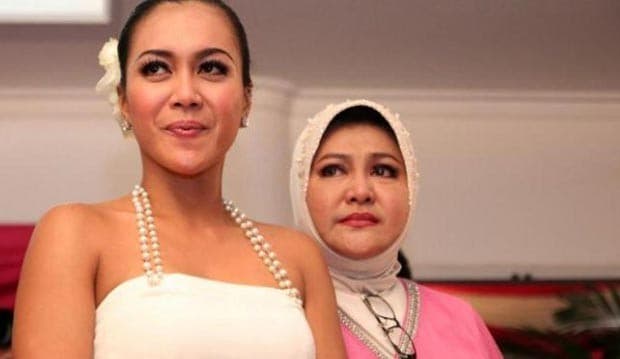 Denada-Ayu Saling Curhat