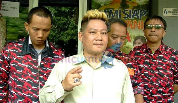 Ki Kusumo Dikeroyok...