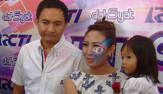 Ayu Dewi 'Bergelang Cinta'...