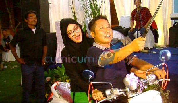 Kuliah, Narji Diboncengi Istri...