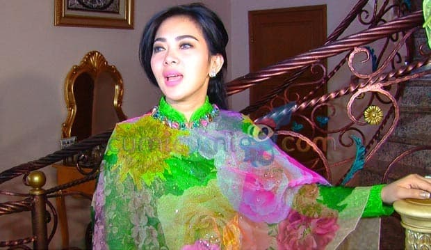 Berkurban, Syahrini Glamour