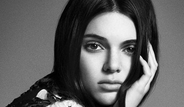 Bokong Kendall Jenner Menerawang