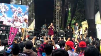Intip Isyana Sarasvati Curhat di Panggung