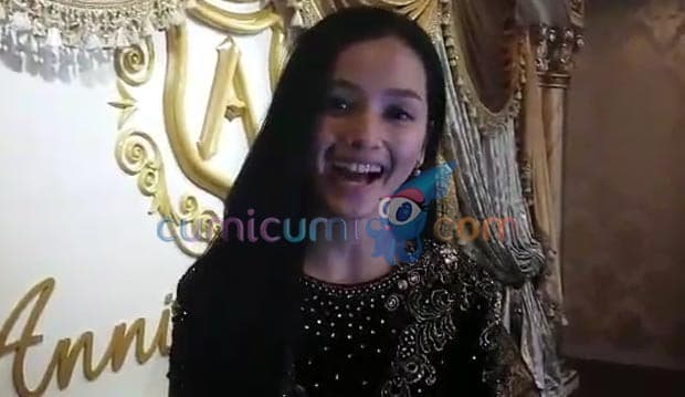 Tya Arifin Dibalut 'Hitam Emas'