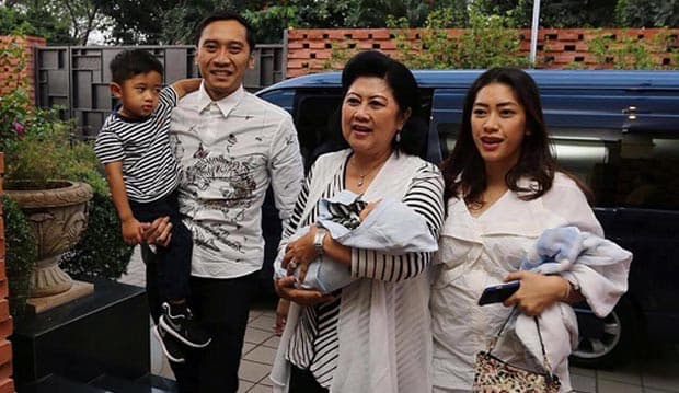 Ultah Ibas, Ibu Ani Kirim Foto