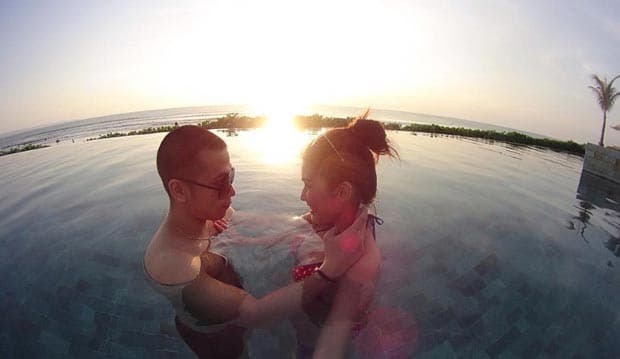 Berbikini, Stevi Nyemplung Bareng Pacar