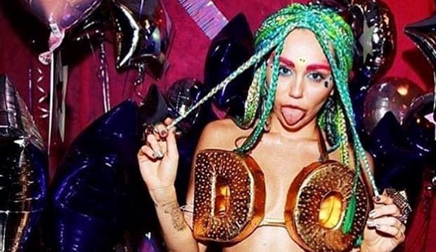 Selamatkan Paus, Kok Miley Cyrus Pakai Payudara Palsu?
