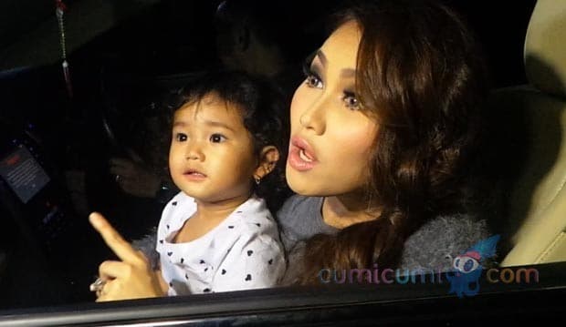 Ke Hong Kong, Ayu Ting Ting Sekeluarga Matching