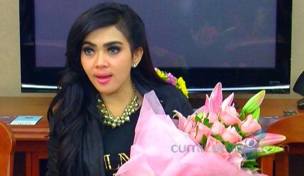 Jalan-jalan Cantik, Syahrini Terpeleset