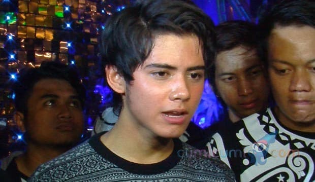 Aliando, Nyanyi dan Ciptakan Lagu