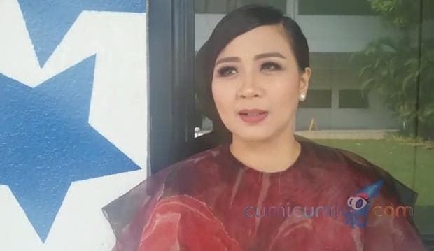 Sibuk Nyanyi, Astrid Tetap Pegang Anak