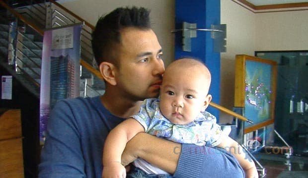 Ada Cewek Cantik, Rafathar Pasang Wajah Cool
