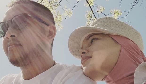 Lihat Suami Gendong Bayi, Hati Dewi Sandra Campur Aduk