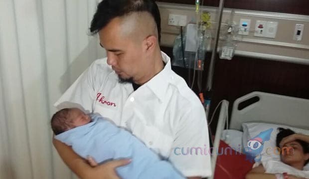 Lirik Politik, Nama Bayi Dhani Indonesia Banget