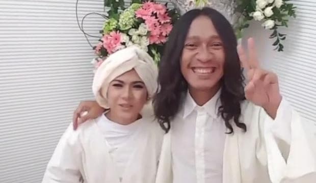 Cinta Aming dan Evelyn Bersemi di Pulau