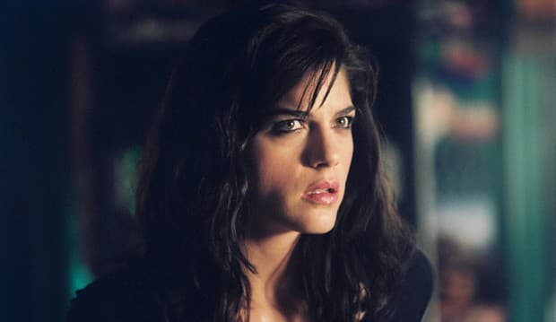 Ngamuk, Selma Blair Ditandu Keluar Pesawat