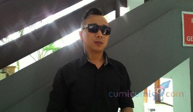 Sidang Cerai Perdana, Kiki Mirano Serba Hitam