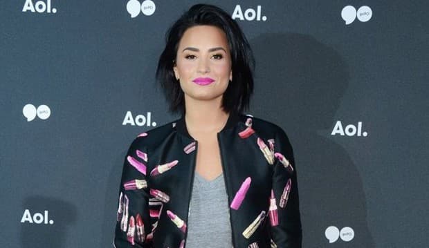 Goyang Pinggul, Demi Lovato Seksi Banget