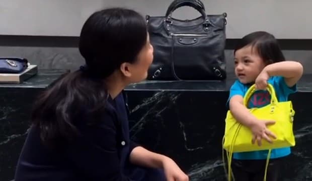 Di Bangkok, Arsy Belanja Tas Bermerek