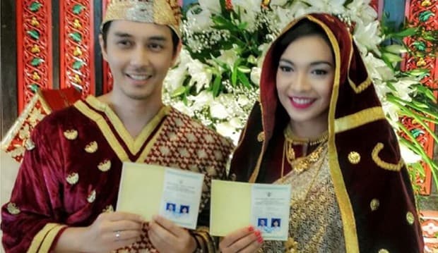 Tika Bravani dan Dimas Aditya Pamer Buku Nikah dan Cincin