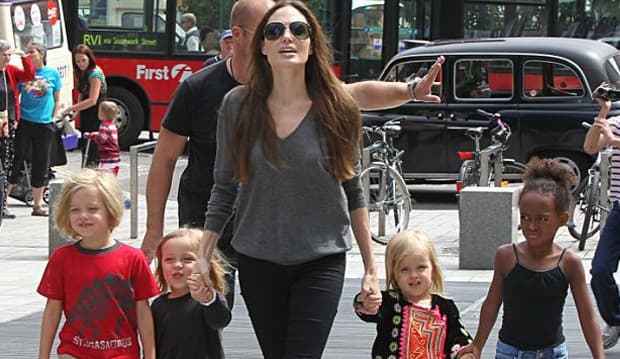 Angelina Jolie Beli Boneka Anak Jalanan