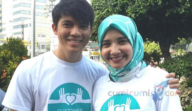 Ikut CFD-an, Zaskia-Irwan Malah Asyik Jajan Cimol