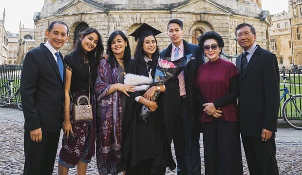 Maudy Ayunda Orang Indonesia Pertama Lulusan PPE Oxford