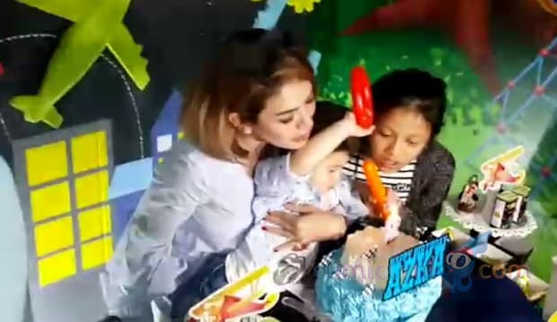 Zack Lee Jadi Guru Renang Anak Nikita Mirzani?