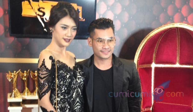 Annisa Azizah Gandeng Cowok Lain, Raditya Dika Mana?