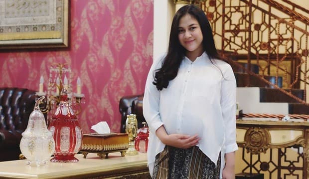 Jelang Persalinan, Nina Zatulini Kumpulkan Baju Menyusui